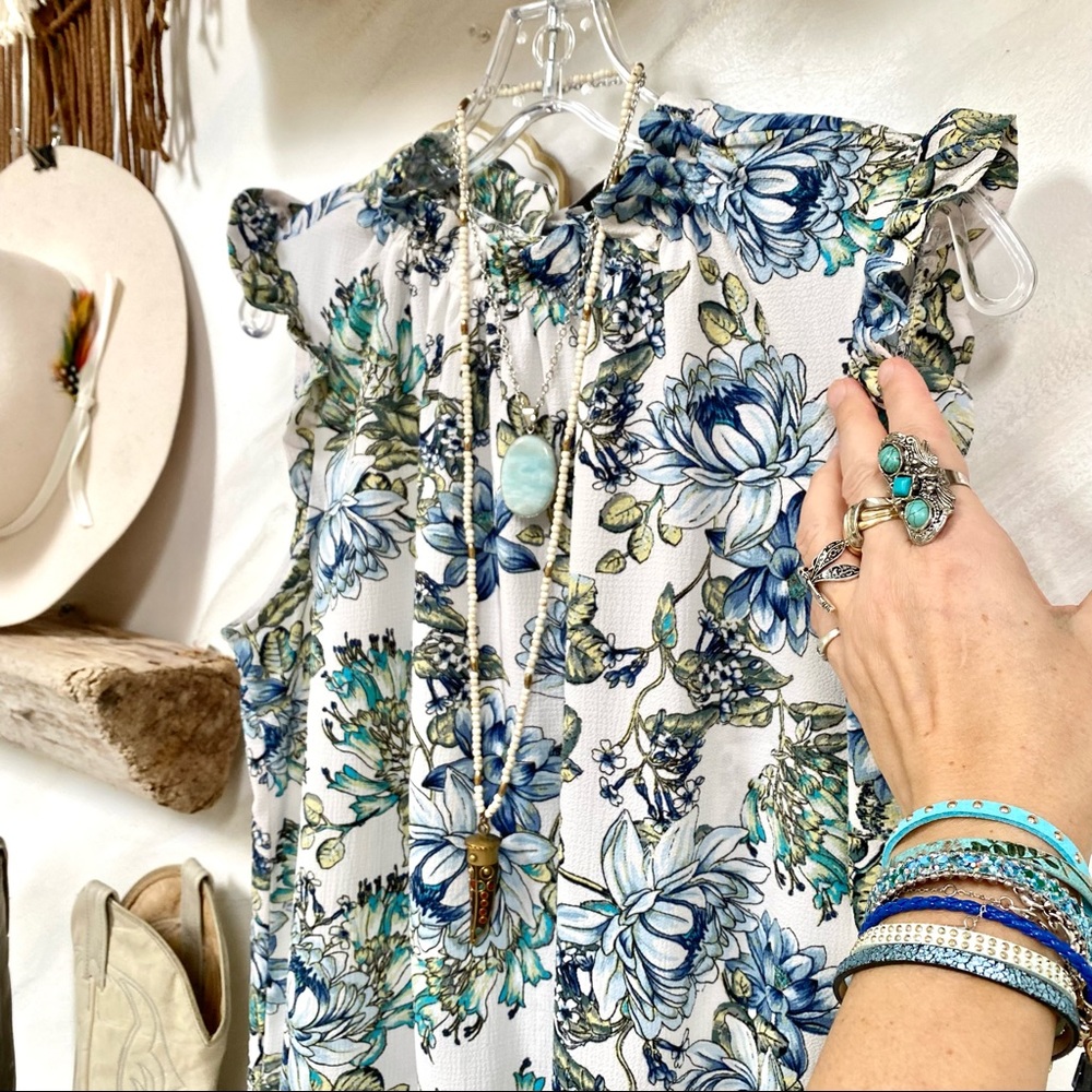Sweet prairie floral BOHO spring/summer blouse w ruffles and buttoned back 🦋✨
